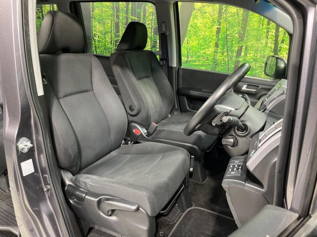 運転席まわりには十分なスペースがあり、大柄な方でもゆったり運転していただける環境です。