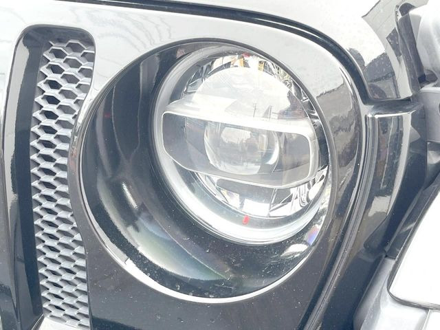 ●LEDヘッドライト:夜間走行時も良好な視界を確保し安心して運転できる高輝度LEDヘッドライトを装備!点灯速度が早く、消費電力も抑えられています。