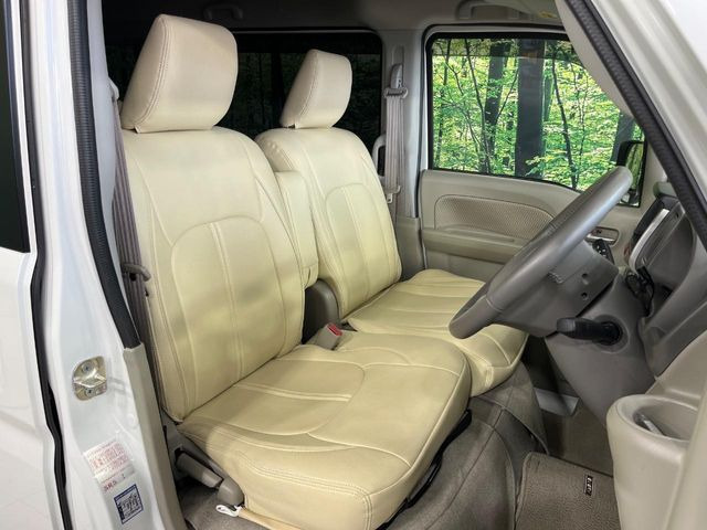 運転席シート廻りは使用感も少なく、良好な状態となっています。丁寧に使われていたことがよくわかりますね。