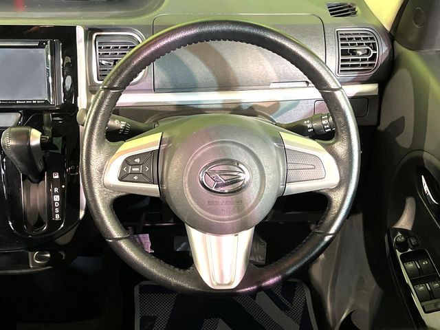 �C���e���A�ɍ��킹���f�U�C���̃X�e�A�����O�́A�^�]�������̂��Ƃ��l���A�^�]���₷���`��A�傫���ł��B�����x�A���ۂɐG���Ă��m���߂��������B