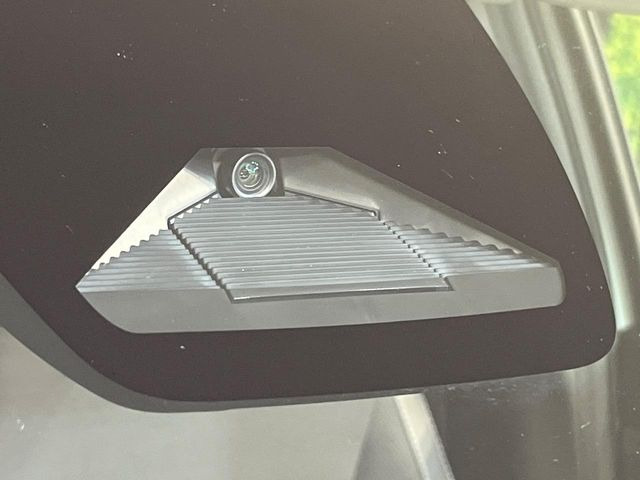 【ホンダセンシング】走行中に前方の車両等を認識し、衝突しそうな時は警報とブレーキで衝突回避と被害軽減をアシスト。より安全にドライブをお楽しみいただけます。