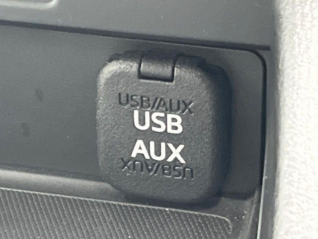 スマホ等USBを使えばお好きな音楽を車内でお楽しみいただけます♪スピーカー交換・ウーハー追加などの音質向上や、最新ナビ・後席モニター等の取り付けも是非ご相談ください!