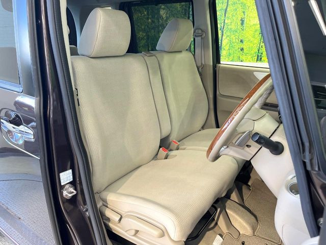 運転席シート廻りは使用感も少なく、良好な状態となっています。丁寧に使われていたことがよくわかりますね。