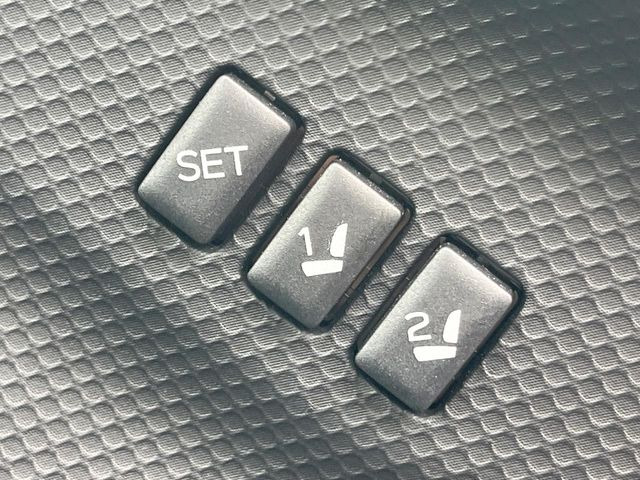 【メモリー機能付きパワーシート】ドライバーごとに設定したシート位置を記憶して、ボタン一つで切り替えできる便利な機能!運転する方が複数名いらっしゃるご家庭におすすめです♪