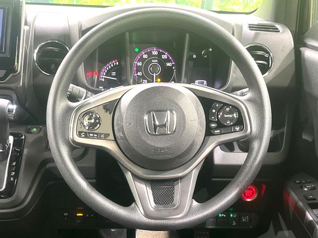 インテリアに合わせたデザインのステアリングは、運転される方のことも考え、運転しやすい形状、大きさです。是非一度、実際に触ってお確かめください。