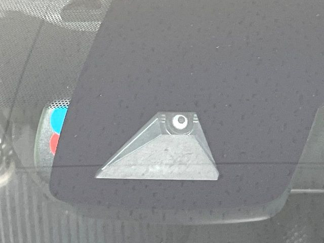 【トヨタセーフティセンス】走行中に前方の車両等を認識し、衝突しそうな時は警報とブレーキで衝突回避と被害軽減をアシスト。より安全にドライブをお楽しみいただけます。