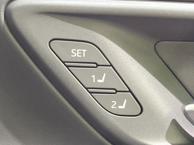 【メモリー機能付きパワーシート】ドライバーごとに設定したシート位置を記憶して、ボタン一つで切り替えできる便利な機能!運転する方が複数名いらっしゃるご家庭におすすめです♪