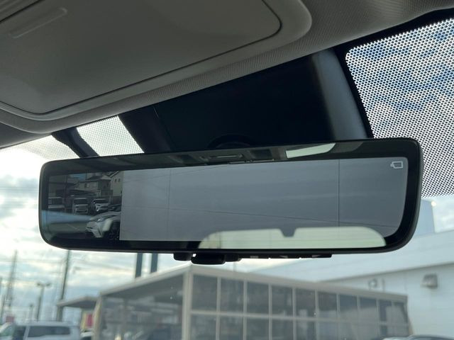 【デジタルインナーミラー】後席の大きな荷物や同乗者で後方が確認しづらい時でも安心!カメラが撮影した車両後方の映像をルームミラー内に表示。クリアな視界で状況の確認が可能です!