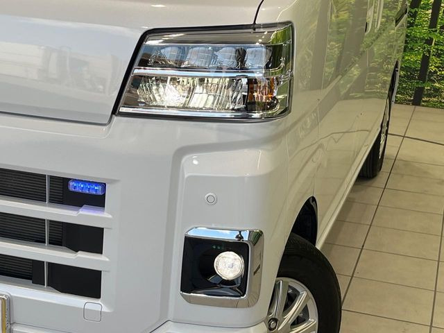 【LEDヘッドライト】悪天候や夜間走行時も良好な視界を確保し安心して運転できる高輝度LEDヘッドライトを装備!点灯速度が早く、消費電力も抑えられています。