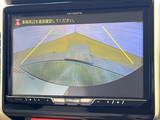 【バックカメラ】駐車時に後方がリアルタイム映像で確認できます。大型商業施設や立体駐車場での駐車時や、夜間のバック時に大活躍!運転スキルに関わらず、今や必須となった装備のひとつです!
