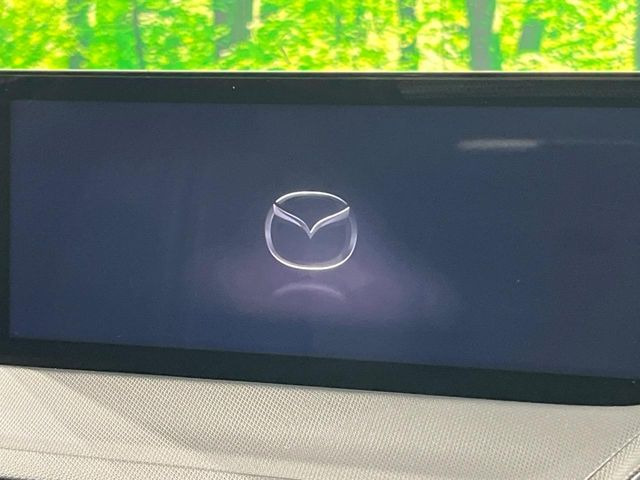 【8.8インチマツダコネクト】車内の雰囲気にマッチした大型のディスプレイ。スマホ接続でのナビ使用やBluetooth再生等、様々な機能が楽しめます。直感的なダイヤル操作が可能で、使い勝手も良好です。