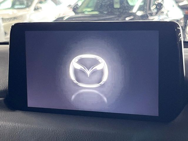 【8インチマツダコネクト】車内の雰囲気にマッチした大型のディスプレイ。スマホ接続でのナビ使用やBluetooth再生等、様々な機能が楽しめます。直感的なダイヤル操作が可能で、使い勝手も良好です。