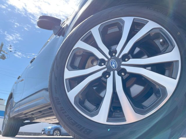 【純正18インチアルミホイール】外観にマッチした純正アルミホイールを装着しております。各種社外アルミホイールや、スタッドレスタイヤも取扱いしております。是非ご相談ください♪