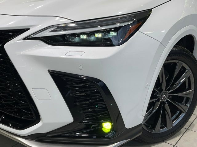 【三眼LEDヘッドライト】スタイリッシュな見た目の三眼LEDヘッドライトを装備♪スタイルだけでなく、夜間の走行も視界良好で安心してお乗りいただけます。