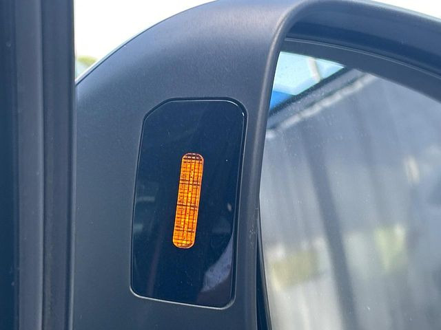 【リヤビークルディティクション】走行中、ドアミラーの死角になりやすい箇所に後続車が接近するとサイドミラー付近に警告を表示、ドライバーに注意喚起と、万一の際はハンドル操作をアシストをします。
