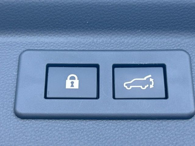 【パワーバックドア】スマートキーや運転席のボタンを押すだけでリアゲートが自動で開閉します!荷物を持っている時や、高い位置にあるバックドアを閉める際に便利な機能です♪