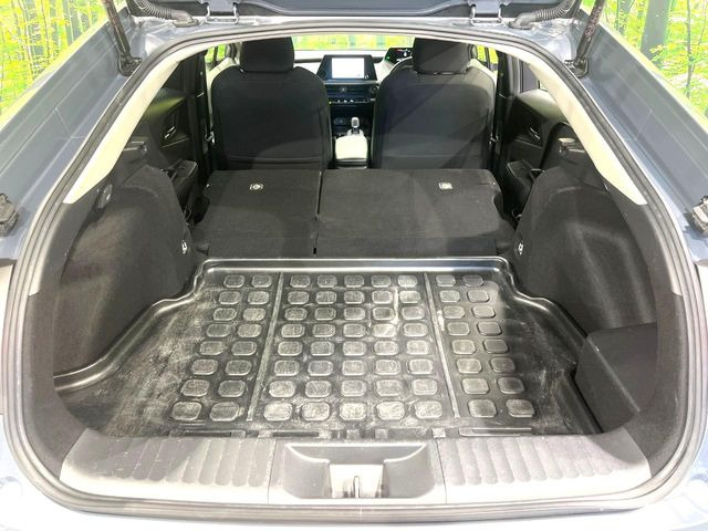 後席を格納すると、これだけの広さが!シーンに合わせたシートアレンジで、大きな荷物も積むことが出来ます♪
