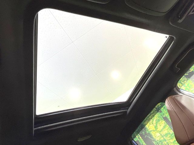 【サンルーフ】開放感たっぷりの希少装備、サンルーフが装着されています!車内に明かりを取り入れたり景色を楽しむ以外にも、車内の空気も簡単に換気できて快適です!