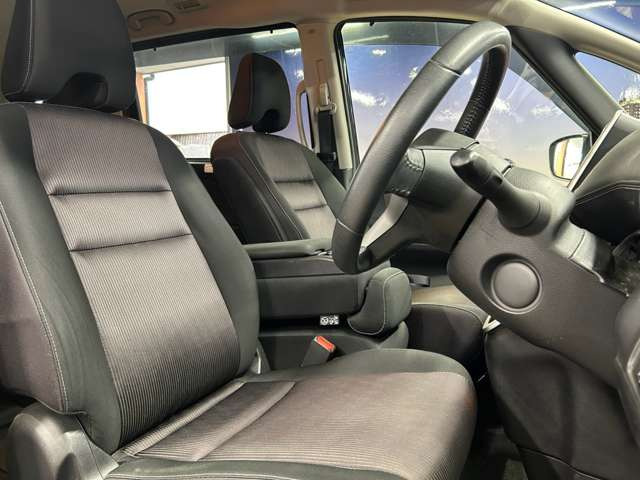運転席も広々としており運転しやすい環境を実現しています☆