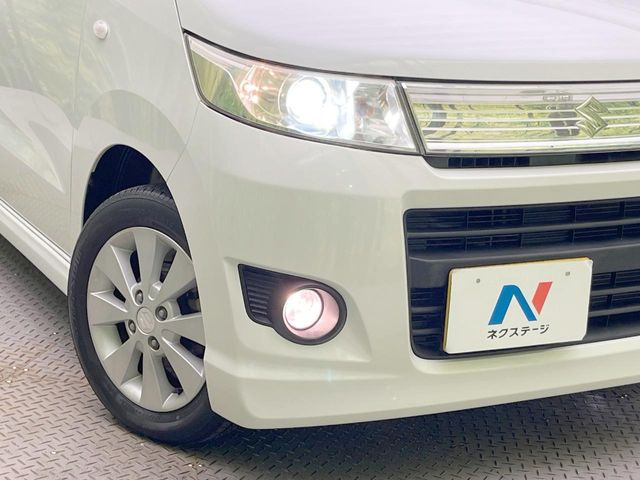 【HIDヘッドライト】非常に明るく前方を照らしてくれるので、悪天候や夜間の走行時も視界良好で安心してお乗りいただけます。
