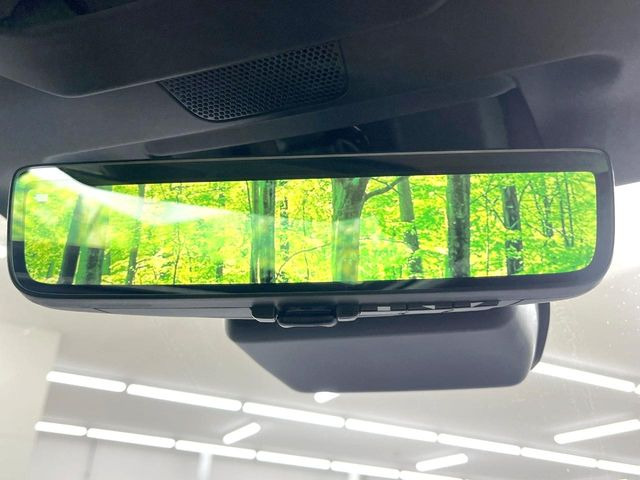 【スマートリヤビューミラー】後席の大きな荷物や同乗者で後方が確認しづらい時でも安心!カメラが撮影した車両後方の映像をルームミラー内に表示。クリアな視界で状況の確認が可能です!