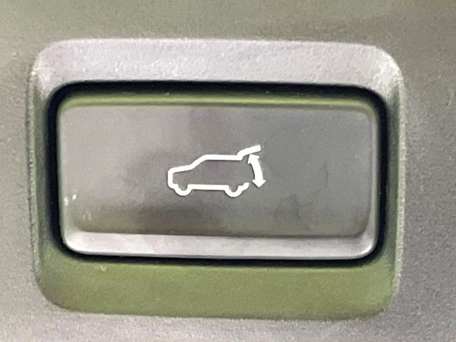 【パワーバックドア】スマートキーや運転席のボタンを押すだけでリアゲートが自動で開閉します!荷物を持っている時や、高い位置にあるバックドアを閉める際に便利な機能です♪