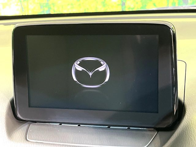 【マツダコネクトナビ】車内の雰囲気にマッチした一体型タイプのナビ。各種車輌設定やBluetooth再生等、様々な機能が楽しめます。直感的なダイヤル操作が可能で、使い勝手も良好です。