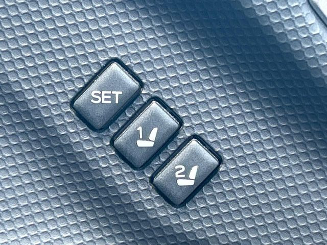 【メモリー機能付きパワーシート】ドライバーごとに設定したシート位置を記憶して、ボタン一つで切り替えできる便利な機能!運転する方が複数名いらっしゃるご家庭におすすめです♪