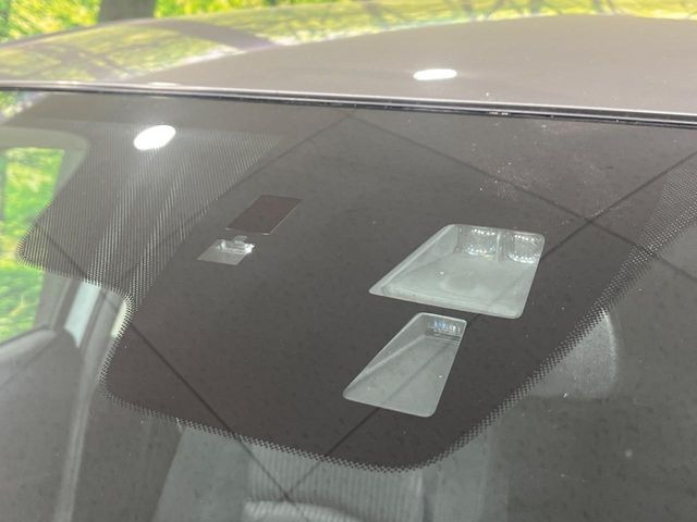 【スマートブレーキサポート】走行中に前方の車両等を認識し、衝突しそうな時は警報とブレーキで衝突回避と被害軽減をアシスト。より安全にドライブをお楽しみいただけます。