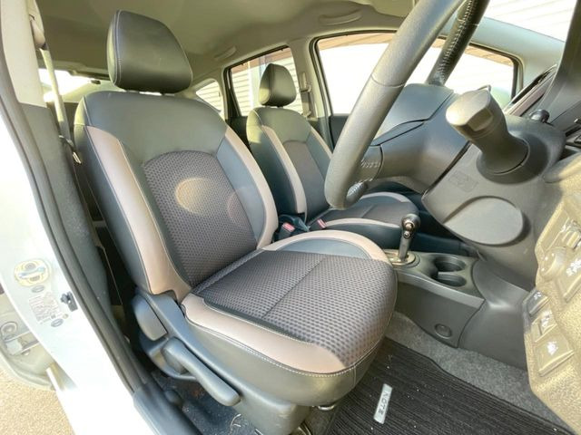 運転席シート廻りは使用感も少なく、良好な状態となっています。丁寧に使われていたことがよくわかりますね。