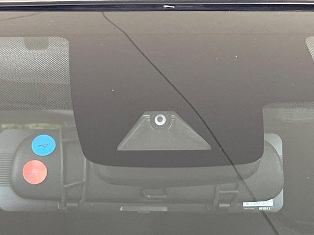 【トヨタセーフティセンス】走行中に前方の車両等を認識し、衝突しそうな時は警報とブレーキで衝突回避と被害軽減をアシスト。より安全にドライブをお楽しみいただけます。