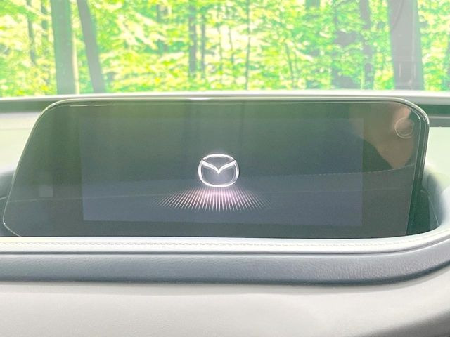 【8.8インチマツダコネクト】車内の雰囲気にマッチした大型のディスプレイ。スマホ接続でのナビ使用やBluetooth再生等、様々な機能が楽しめます。直感的なダイヤル操作が可能で、使い勝手も良好です。