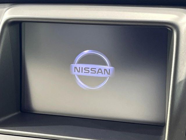 【メーカー純正ナビ】インテリアに溶け込むスタイリッシュな「専用設計」メーカーナビを装備♪視認性や操作性など基本性能にも優れ、より上質なカーライフをお楽しみいただけます。
