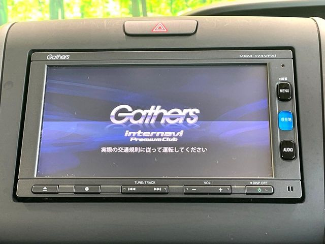 【純正ナビ】人気の純正ナビを装備しております。ナビの使いやすさはもちろん、オーディオ機能も充実!キャンプや旅行はもちろん、通勤や買い物など普段のドライブも楽しくなるはず♪