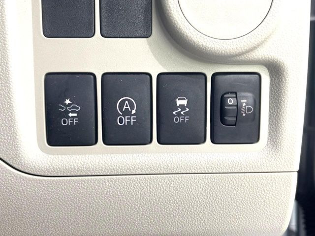 【アイドリングストップ】赤信号や渋滞で停車した際にエンジンを停止し、無駄な燃料の消費を抑えます。燃費向上や環境保護につなげる機能♪エンジンはブレーキを離せば再始動します。