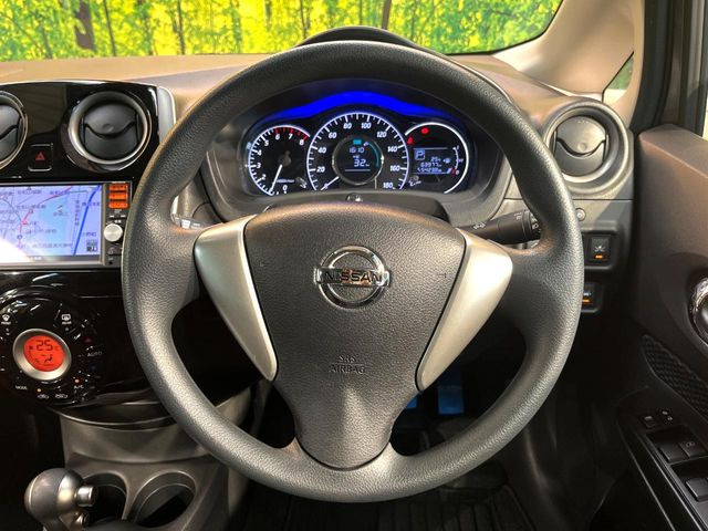 インテリアに合わせたデザインのステアリングは、運転される方のことも考え、運転しやすい形状、大きさです。是非一度、実際に触ってお確かめください。