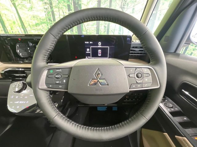 �C���e���A�ɍ��킹���f�U�C���̃X�e�A�����O�́A�^�]�������̂��Ƃ��l���A�^�]���₷���`��A�傫���ł��B�����x�A���ۂɐG���Ă��m���߂��������B