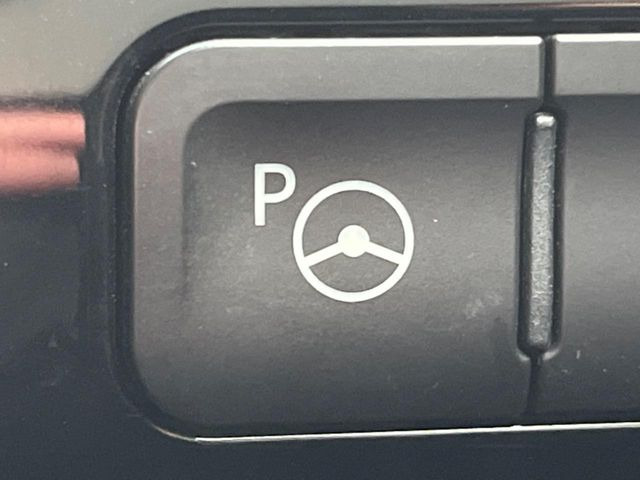 【駐車支援システム】駐車スペースを検知し、スムーズな駐車をアシスト。狭いスペースへの駐車など、駐車に自信の無い方におすすめの機能です♪