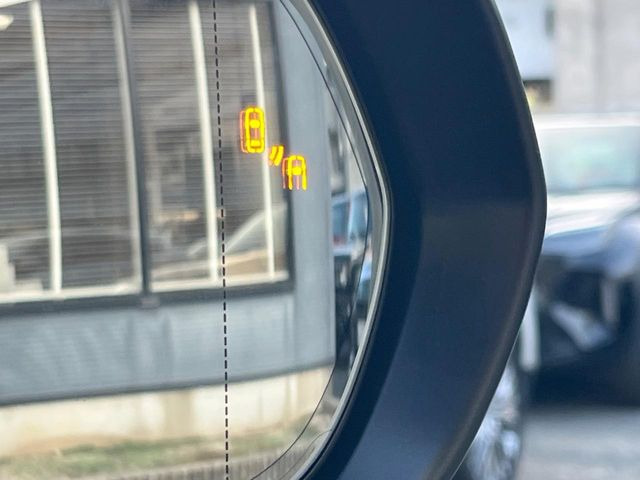 【ブラインドスポットモニター】走行中、ドアミラーの死角になりやすい箇所に後続車が接近するとサイドミラーのレンズに警告を表示!ドライバーに注意喚起をしてくれます。