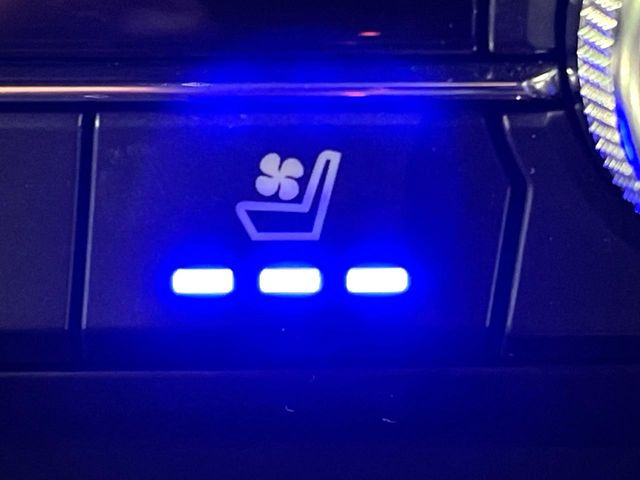 【シートヒーター&ベンチレーション】夏場は涼しい風でお尻や背中の熱やムレを防ぎ、冬はエアコンよりも早く温まってポカポカに!季節を問わず快適に過ごせます。