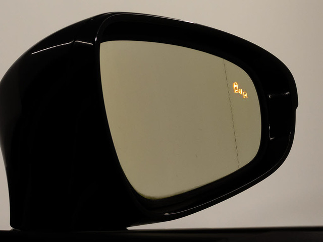BSM(ブラインドスポットモニタ)!隣の車線を走る車両をレーダーで検知し、ドアミラーでは確認しにくい後側方エリアに存在する車両に加えて、急接近してくる車両も検知します。
