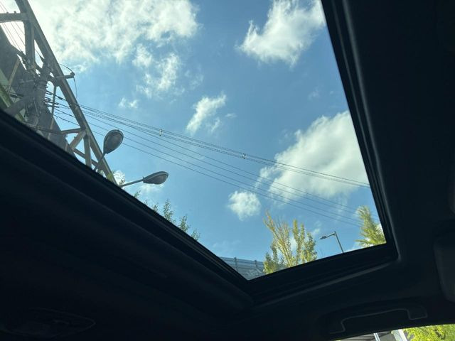 【サンルーフ】開放感たっぷりの希少装備、サンルーフが装着されています!車内に明かりを取り入れたり景色を楽しむ以外にも、車内の空気も簡単に換気できて快適です!