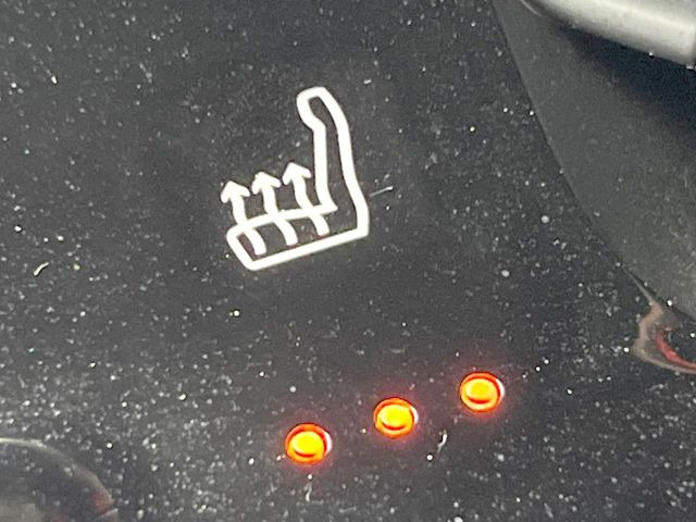 ●フロントシートヒーティング:運転席・助手席共に三段階で調節が可能なシートヒーターを装備しております。季節を問わず快適にご使用いただけます。