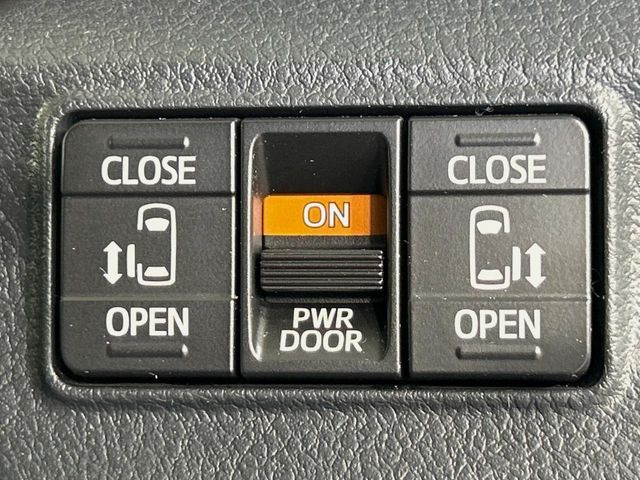 【両側パワースライドドア】スマートキーや運転席のスイッチで後席両側スライドドアの開閉が可能♪電動だから力を入れてドアを開ける必要が無く、小さなお子様でも簡単に開け閉めでき快適です♪