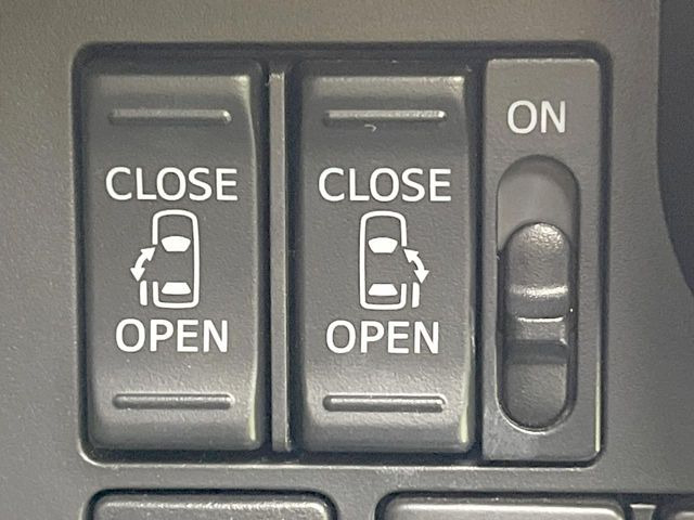 【両側パワースライドドア】スマートキーや運転席のスイッチで後席両側スライドドアの開閉が可能♪電動だから力を入れてドアを開ける必要が無く、小さなお子様でも簡単に開け閉めでき快適です♪