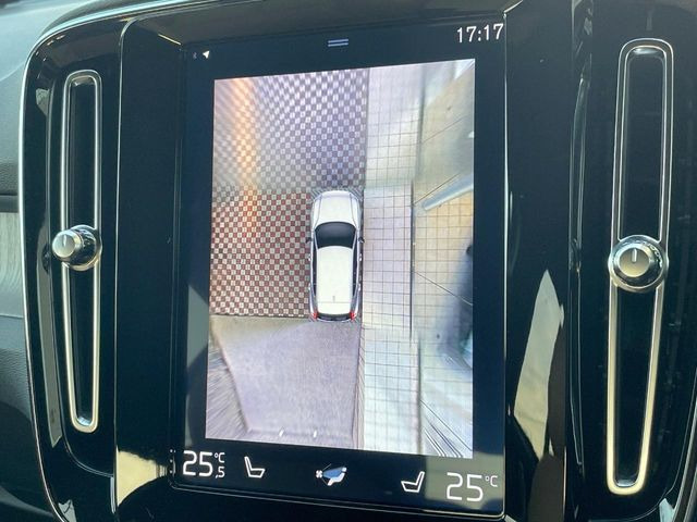 ●パノラミックビューモニター:専用のカメラにより、上から見下ろしたような視点で360度クルマの周囲を確認することができます☆死角部分も確認しやすく、狭い場所での切り返しや駐車もスムーズに行えます。