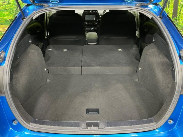 後席を格納すると、これだけの広さが!シーンに合わせたシートアレンジで、大きな荷物も積むことが出来ます♪