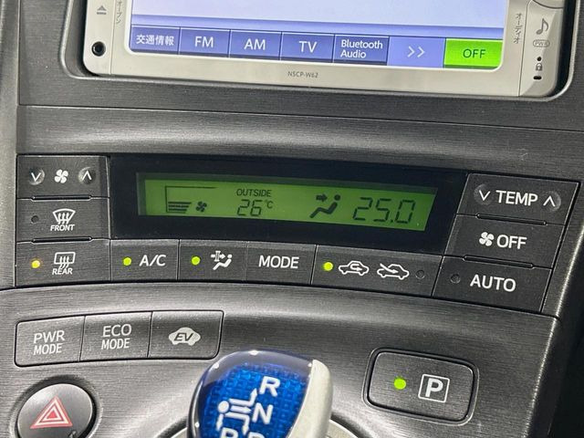 【オートエアコン】一度お好みの温度に設定すれば、車内の温度を検知し風量や温度を自動で調整。暑い&hellip;寒い&hellip;と何度もスイッチ操作をする必要はありません。快適な車内空間には必須の機能ですね♪