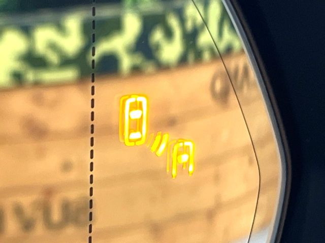 【ブラインドスポットモニター】走行中、ドアミラーの死角になりやすい箇所に後続車が接近するとサイドミラーのレンズに警告を表示!ドライバーに注意喚起をしてくれます。