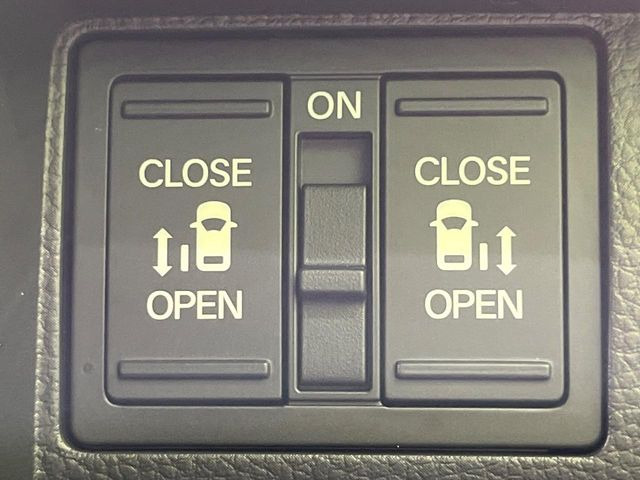 【両側パワースライドドア】スマートキーや運転席のスイッチで後席両側スライドドアの開閉が可能♪電動だから力を入れてドアを開ける必要が無く、小さなお子様でも簡単に開け閉めでき快適です♪